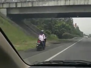 Naik Skutik, Wanita Nyasar Masuk Tol Purbaleunyi