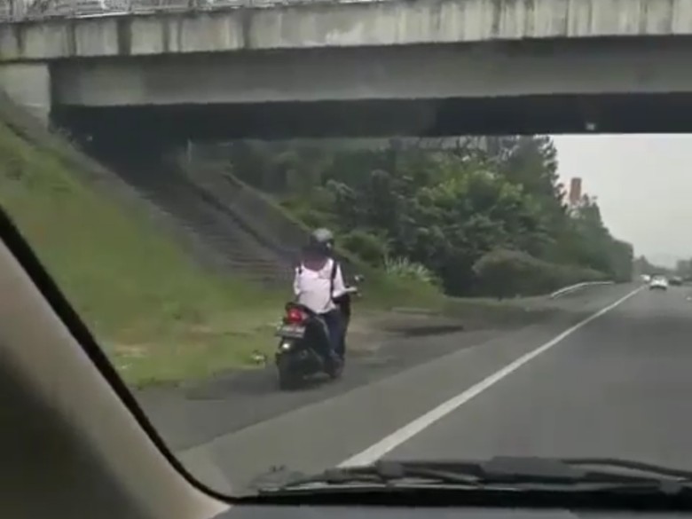 Hasil gambar untuk perempuan kendarai motor lewat tol