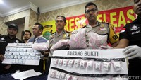 Kapolres Jakarta Utara Kombes Pol Dwiyono dan Kapolsek Metro Penjaringan AKBP Bismo Teguh Prakoso memperlihatkan barang bukti ekstasi.