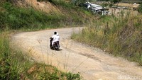 Warga melintas di jalur Puncak 2 yang berkelok-kelok.