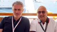 Bahkan pengusaha jam mahal tersebut juga ikut berpose bersama selebriti dunia yakni pelatih Manchester United, Jose Morinho. (Dok. Instagram/irwanmussry)