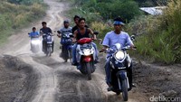 Selain tentara, ruas jalan itu juga kerap dijadikan jalur offroad bagi masyarakat umum yang tak jarang datang ke kawasan tersebut pada akhir pekan.