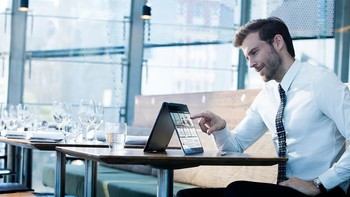 Asus akan mulai menjual notebook barunya itu pertengahan 2017 ini. ZenBook Flip S dibanderol seharga Rp 14,6 juta. Foto: Asus