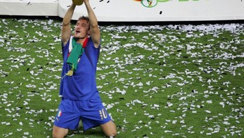 Salah satu keberhasilannya adalah ikut menjuarai Piala Dunia 2006 bersama Timnas Italia. Foto: dok. Istimewa