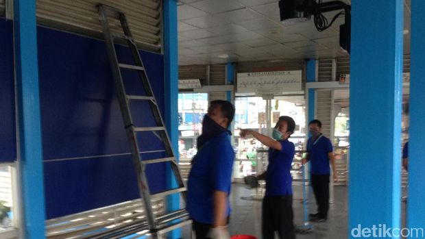 Bersih-bersih di Terminal Kampung Melayu, Jaktim, Senin (29/5/2017)