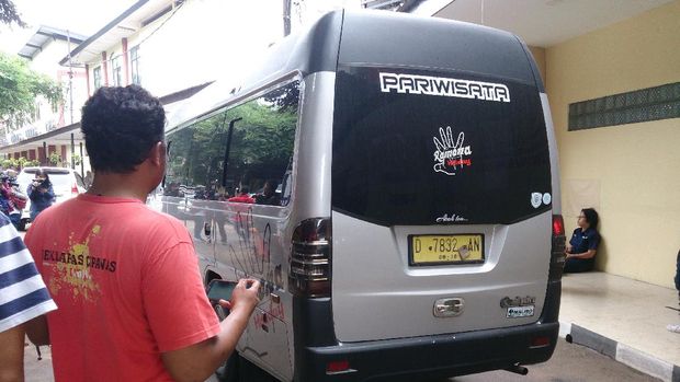 Keluarga Teroris Bom Kampung Melayu Tiba di RS Polri