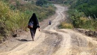 Lahan di kawasan itu umumnya masih lahan kosong dan berbukit-bukit, termasuk di dalamnya ada perkebunan milik warga sekitar.