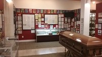 Mulai dari peti mati hingga foto-foto dan lainnya yang bertema kematian ada di sini. Menyeramkan ya (Museum of Death New Orleans/Facebook)