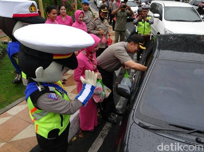 Kapolrestabes Surabaya Bagi-bagi Takjil ke Pengguna Jalan