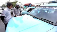 Dalam operasi ini, seluruh kendaraan yang melanggar langsung diberhentikan oleh petugas.