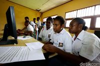 Siswa antusias menggunakan komputer.
