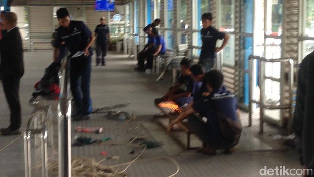 Akan Dibuka Sore Ini, Perbaikan Halte TransJ Kampung Melayu Dikebut