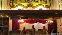 Yang jadi favorit di sini adalah World Famous Funnel Cake. Gerai wafel dan es krim yang dijual oleh para gadis seksi yang pinter berjoget (Fitraya/detikTravel)