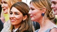 Sofia Coppola kerap mempromosikan mini wine yang diproduksi keluarganya dari label Francis Ford Coppola Winery. White wine dan rose wine yang dikemas dalam kaleng ini diberi pelengkap sedotan agar mudah diminum kapan saja. Foto: Sofia Coppola (Pascal Le Segretain/Getty Images)
