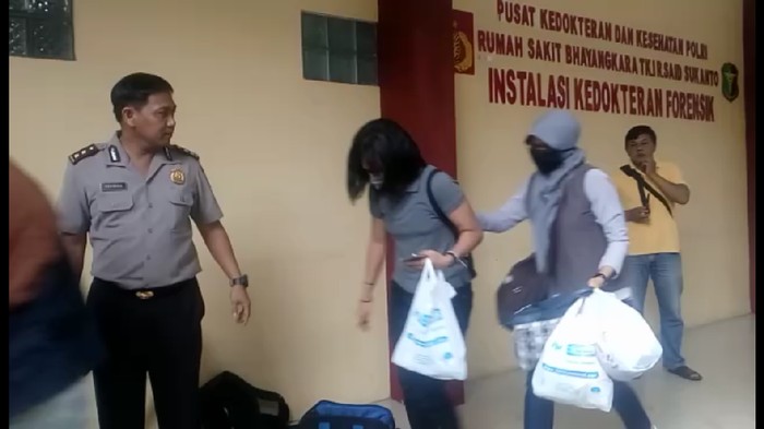 Keluarga Teroris Bom Kampung Melayu Tiba di RS Polri