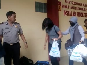 Keluarga Teroris Bom Kampung Melayu Tiba di RS Polri