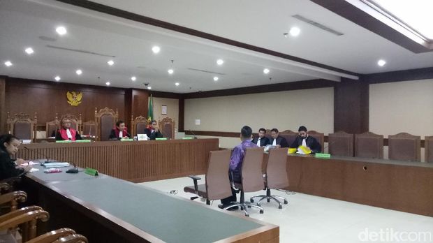 Brotoseno membacakan pleidoi di Pengadilan Tipikor Jakarta, Senin (29/5/2017)