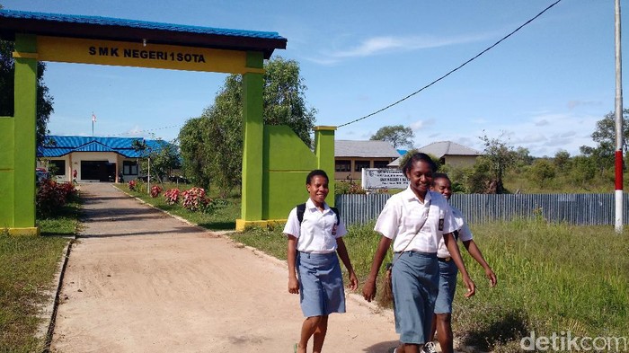 Tapal Batas
Ini Jadinya Bila UN Berbasis Komputer Diadakan di Sekolahan Tepi Hutan

Ujian Nasional Berbasis Komputer (UNBK) tentu mensyaratkan perangkat komputer yang bagus, jaringan internet yang stabil, dan para siswa yang paham pengoperasian internet. Begini jadinya ketika UNBK coba diterapkan di pojok Merauke.‎

SMK Negeri 1 Sota, terletak di Jalan Trans Papua, 79 Kilometer jauhnya dari Kota Merauke, detikcom mengunjungi sekolah‎ ini pada Rabu (10/5/2017).

Sekolah ini terletak di lingkungan tepi Taman Nasional Wasur. Kiri dan kanan pemandangan adalah hutan, rawa, dan semak belukar. Gapura hijau dan senyum ramah siswi SMK menyambut kami.

Pelaksana tugas (Plt) Kepala Sekolah SMK Negeri1 Sota‎, Arnoldus Asgon, menyambut dengan jabat tangan di saung dari kayu bus beratap jerami depan gedung. Dia mengatakan rumput di sini tinggi karena vegetasi memang cepat tumbuh. 

Di salah satu sudut, terdapat bomi setinggi 2 meter. Bomi adalah rumah musamus, semut Merauke. Kadang-kadang, kanguru Papua alias saham, rusa, hingga babi hutan lewat di sekolahan. Namun binatang-binatang penghuni Taman Nasional Wasur itu jarang menampakkan diri bila hujan masih sering turun seperti di awal bulan Mei ini.

Meski letak sekolahan ini berada di pinggir hutan, bukan berarti sekolahan ini jauh dari teknologi informasi. Internet dari Telkomsel sudah ada sejak Juli 2016 di sini. ‎Menara sinyal selular tinggi menjulang di dekat gedung. Arnoldus kemudian menceritakan pengalaman pertama sekolah ini menggelar UN Berbasis Komputer.

Awalnya kami ragu, kata Arnold.

Bayangan kegagalan menghantui pihak sekolah sebelum memutuskan menggelar UNBK pada April 2017. ‎Soalnya pada UN sebelumnya yang tanpa komputer, siswa-siswi di sini tidak semuanya bisa lulus. Apalagi kini siswa-siswi disuruh mengerjakan soal-soal sulit menggunakan komputer, apa jadinya nanti?

SMK jurusan pertanian dan peternakan‎ ini punya 100 siswa dengan jumlah guru 23 orang. 18 Di antaranya adalah anak kelas tiga yang harus mengikuti UN. Arnoldus takut UNBK bakal menyulitkan anak-anak.‎ Tapi the show must go on, UNBK memang harus digelar di sini. Komputer sudah tersedia, server sudah ada, sinyal internet Telkomsel sudah stabil. UNBK harus dihadapi siswa-siswi di kawasan tapal batas negara ini.

Persiapannya adalah lewat pelajaran TIK (Teknologi Informasi dan Komunikasi), mata pelajaran Keterampilan Komputer dan Pengolahan Informasi (KKPI). Setelah itu simulasi dua kali, gladi bersih satu kali, kata pria asal Serui Papua ini.

Kami melangkah menuju laboratorium bahasa di kelas pojok. 20 Unit k‎omputer berjajar rapi, plastik-plastik masih menempel di bagian perangkatnya. Meja, kursi, dan karpet dalam kondisi bersih. Di samping, jendela kaca menyambut hutan belantara Wasur. Penyejuk udara 320 Watt kadang-kadang diabaikan meski cuaca terik seperti saat kami berkunjung, jendela yang dibuka membawa udara yang cukup menenangkan.‎

Komputer-komputer‎ inilah yang digunakan para siswa menempuh UNBK. Ketika dikasih simulasi, dikasih pemahaman, mereka bisa kok menggunakan komputer, kata Arnold.

Hari yang dinantikan telah tiba. Para siswa sudah siap siaga di depan layar mereka masing-masing saat itu. UNBK di tepi hutan Wasur dimulai. Entah bagaimana hasil akhirnya yang diumumkan 2 Mei.

Di luar dugaan saya. Awalnya saya takut. Ternyata lulus 100 persen! kata Arnold dengan mata berbinar.‎‎

Kegembiraan menyeruak di seluruh siswa saat pengumuman.‎ Pertama kali menggelar UNBK, dan pertama kali itu pula kelulusan siswa mencapai 100 persen. 

Sebelum UNBK, kami tidak pernah 100 persen lulus seperti itu, ucap Arnold.‎

Dia mencoba menganalisa, saat dipindahkan dari manual ke ujian komputer, upaya yang diperlukan menjadi lebih minimal. Konsentrasi siswa lebih efektif tertuju pada pengerjaan soal daripada mengurusi soal cara menghitamkan jawaban dengan pensil atau cara agar lembar jawaban tidak kotor. 

Juga, kalau kita pakai manual, pengawasnya ada dua, itu membuat anak-anak grogi. Kalau UNBK, mereka bisa enjoy. Pengawas satu plus satu teknisi, kata Arnold.

Padahal dulu, SMK Negeri 1 Sota punya pengalaman buruk diamuk orang tua siswa karena ada siswa yang tidak lulus. Dua tahun terakhir, sekoalah ini tak mencapai kelulusan 100 persen.‎

Saya dulu khawatir itu, karena terbayang pengalaman buruk, kata Arnold sambil tersenyum dan geleng-geleng.‎

Kini SMK Negeri 1 Sota menjadi barometer UNBK di Merauke. Arnold berani menjamin koneksi internet di pinggir hutan ini malah lebih bagus ketimbang yang berada di pinggiran kota Merauke. Padahal selepas Merauke sebelum mencapai Sota, sinyal internet sama sekali padam.‎

Ada satu anak yang tak lagi memakai seragam di sini. Dia adalah siswa kelas tiga (kelas XII) yang sudah lulus namun kebetulan sedang berada di sekolahan. Namanya Jeremias Lukas (20). 

Setelah lulus mau lanjut kuliah ke Universitas Musamus di kota (Merauke), ambil pertanian, kata Jeremias yang bercita-cita jadi petani sayur-mayur sukses ini.

Simak terus cerita tentang daerah terdepan Indonesia di tapalbatas.detik.com

https://tapalbatas.detik.com/