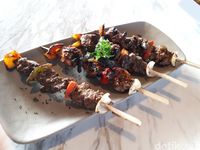 Fat Shogun: Uniknya Lomo Saltado, Nasi Lada Hitam A la Peru dengan <i>Topping</i> Daging Sapi yang <i>Juicy</i>