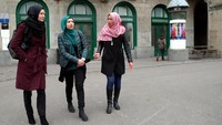 Di alun-alun, tim Jazirah Islam sempat bertemu dengan dua muslimah Kroasia. Mereka adalah Djouab dan Adaleta Becirovic. Pool/Hilman.