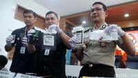 Direktur Cyber Crime Bareskrim Polri Brigjen Pol Fadil Imran (tengah) dan Kabag Penum Divisi Humas Polri Kombes Pol Martinus Sitompul (kanan) menunjukkan barang bukti.