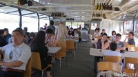 Suasana di dalam kapal berkapasitas sekitar 50 orang. Kebanyakan wisatawan merupakan beberapa grup wisatawan China (Fitraya/detikTravel)