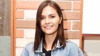Firrina Sinatrya mengenakan blue jeans. Foto: Noel/detikHOT