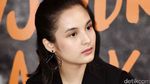 Senyum Manis Chelsea Islan Pembangkit Semangat