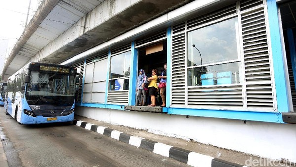 Kembali Dioperasikan, Halte TransJ Kampung Melayu Mulai Ramai
