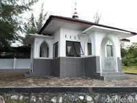 Masjid di Pantai Sumur Tiga 