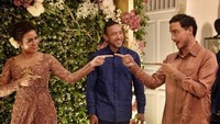 Dalam unggahan sahabat keduanya, Maruli Tampubolon, Raisa dan Hamish Daud tampak lucu saling tunjuk. Foto: Instagram @marulitampubolon777