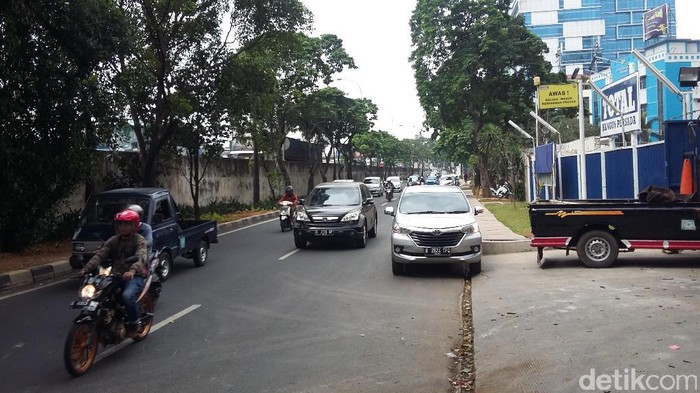 Besi Melintang di Jalan TB Simatupang Dievakuasi, Lalin Lancar
