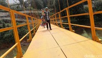 Warga melintas di jembatan kuning, Selasa (30/05/2017).