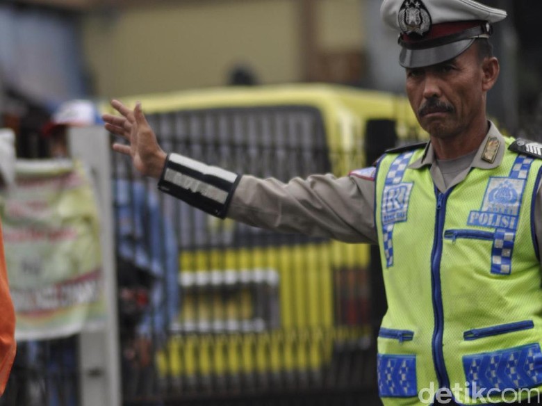 Viral di Medsos, Bripka Ase Kuat Menahan Hujan dan Panas Saat Bertugas Viral di Medsos, Bripka Ase Kuat Menahan Hujan dan Panas Saat Bertugas