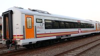 Kereta Lebaran ini berkelir putih dengan sentuhan kombinasi garis merah dan oranye di bagian luarnya. Tampak luar, model kereta itu memiliki gaya yang minimalis sekaligus menimbulkan efek modern. Pool/Dok. PT INKA.