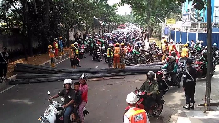 Ada Besi Melintang di Jalan TB Simatupang, Lalin Macet