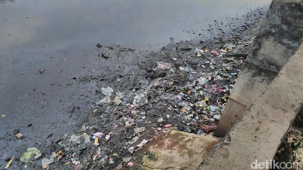 Tahun 2016 Kali Sekretaris sempat bersih, tetapi tahun 2017 kali itu mulai dikotori sampah.