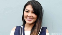 Via terkadang juga merasa risih karena dibandingkan dengan Ayu Ting Ting. Foto: Noel/detikHOT