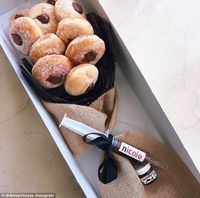 Bosan Buket Bunga? Ganti Saja dengan Buket Donat Nutella