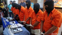 Para tersangka dihadirkan dalam rilis dengan tangan diikat.