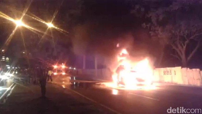 Mobil Sedan Terbakar di Pantai Indah Kapuk