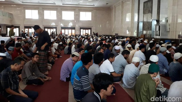 Suasana Masjid Abu Darda Pekanbaru selama Ramadan
