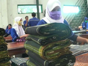 Berkah Ramadan, Pesanan Sarung Khas Tegalan Naik Dua Kali Lipat