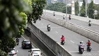 Para pengendara sepeda motor tidak mengindahkan larangan melintas di jalan tersebut.