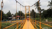 Jembatan baru ini jaraknya dengan jembatan lama sekitar 40 meter. Jembatan lam sendiri kini telah dirobohkan.