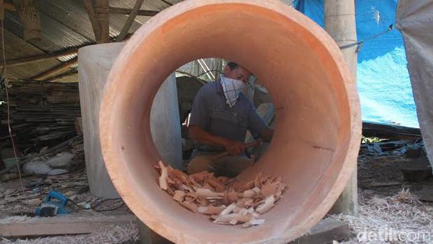 Pengrajin sedang membuat bedug di Grabag, Magelang