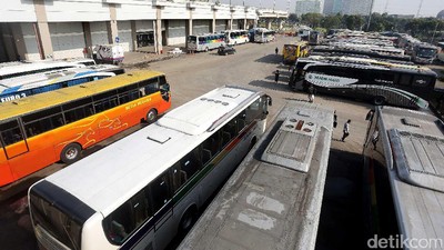 Suasana Terminal Pulogebang Jelang Arus Mudik