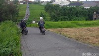 Jalanan Ini Suka Buikin Mobil/Motor Terjungkal.