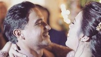 Momen penuh tawa bahagia di malam pertunangan seminggu lalu Raisa dan Hamish Daud.  Foto: Instagram @hamishdw