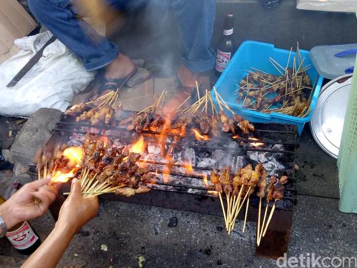 Sedapnya Sate Sapi Empuk Berbalut Bumbu Kacang yang Gurih Manis